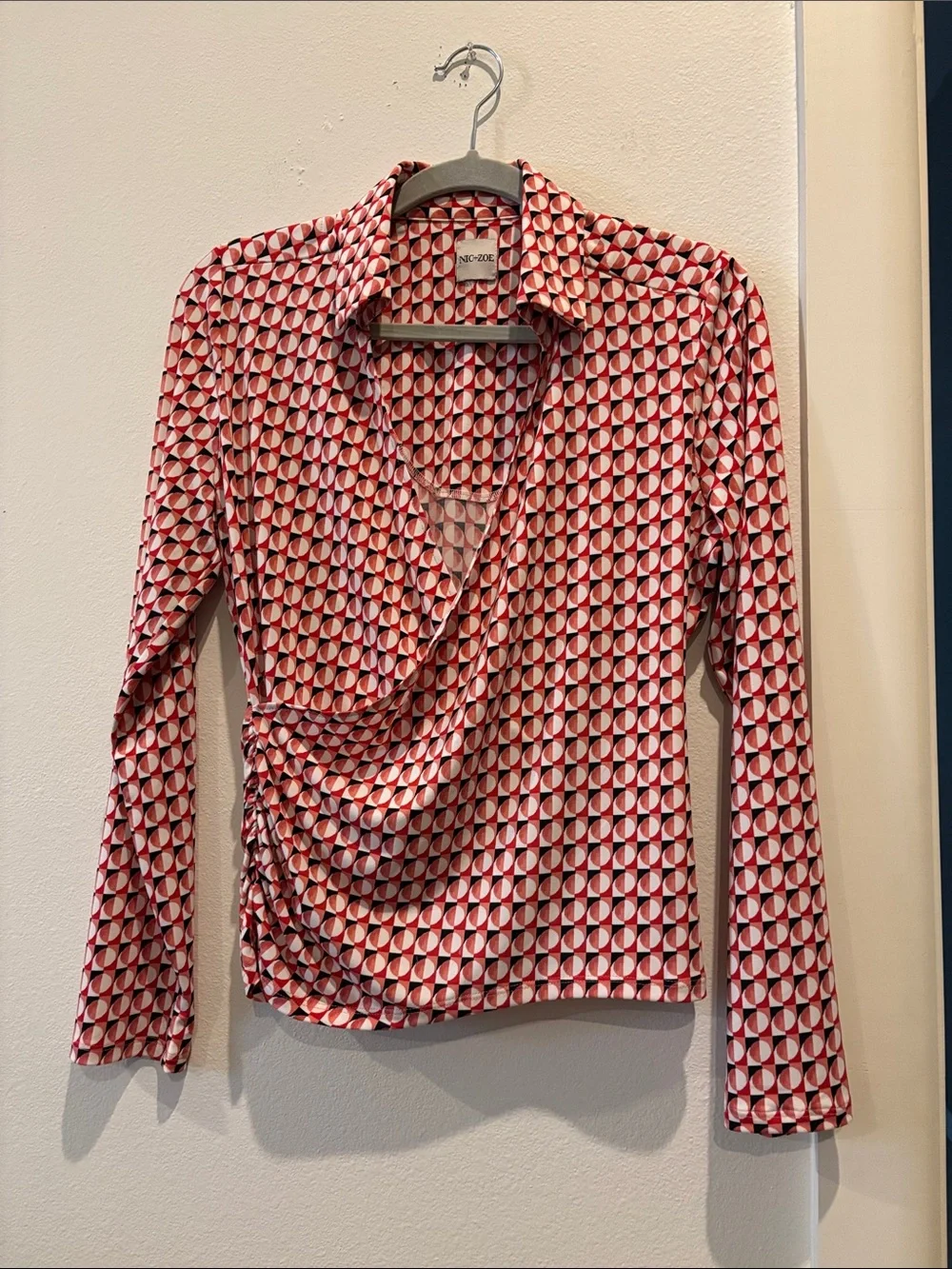 NIC+ZOE Geo Circles Vneck Red White Geometric Wrap Long Sleeve Top Small - Picture 3 of 11